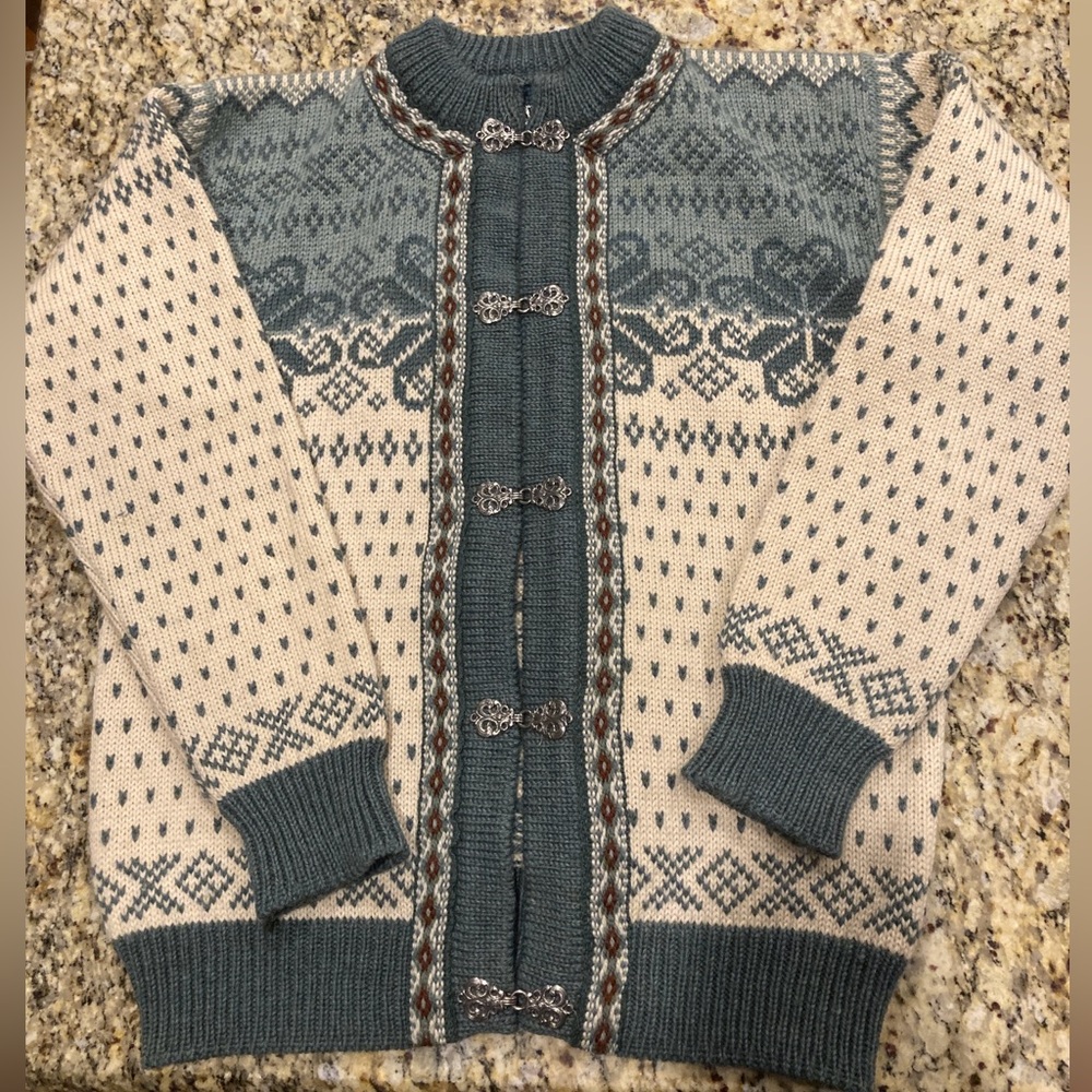 Beautiful Dale of Norway Wool Sweater Metal Clasp Size 40 Medium
